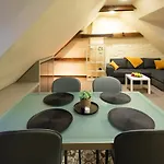 Apartmán Old Town Spacious Loft Nearby The Livu Square *